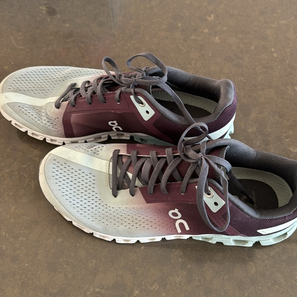 On Cloudflow Running Shoe. Size 9.5. Excellent Co… - image 2